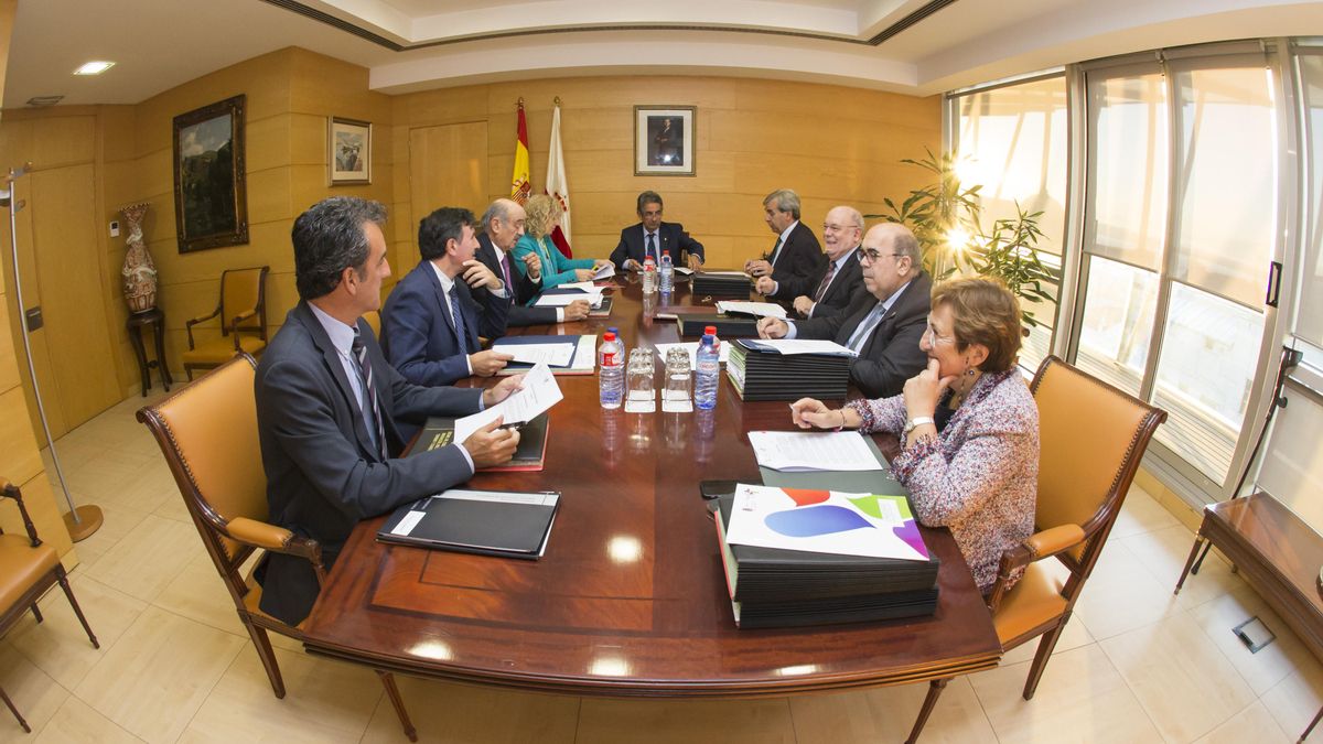 Miguel Ángel Revilla preside la reunión del Consejo de Gobierno de Cantabria. | RAÚL LUCIO