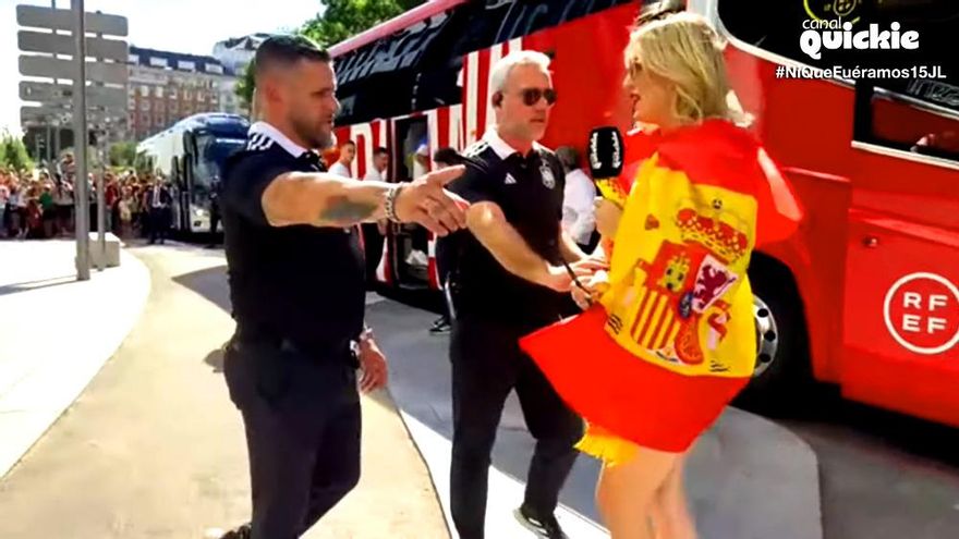 La Policía intercepta a Marta Riesco durante su reto para 'Ni que fuéramos' en la celebración de la Eurocopa