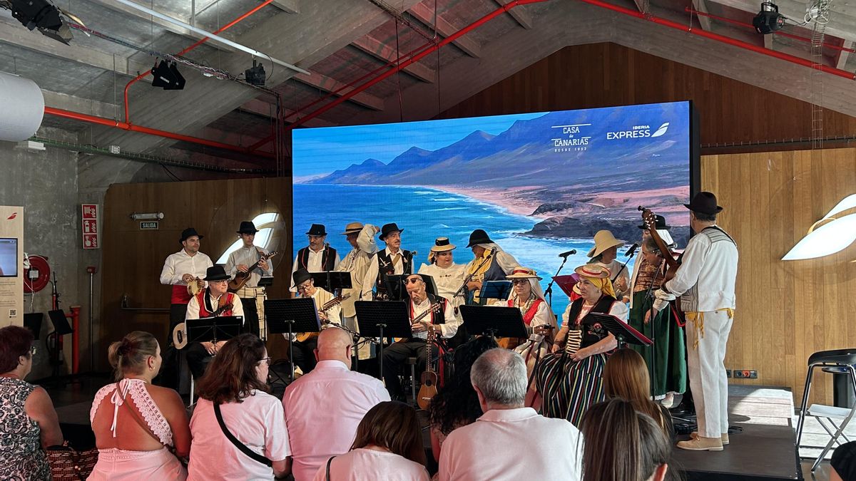 Música de la Parranda de la Casa de Canarias, en la celebración por el Día de Canarias de aerolínea Iberia Express.