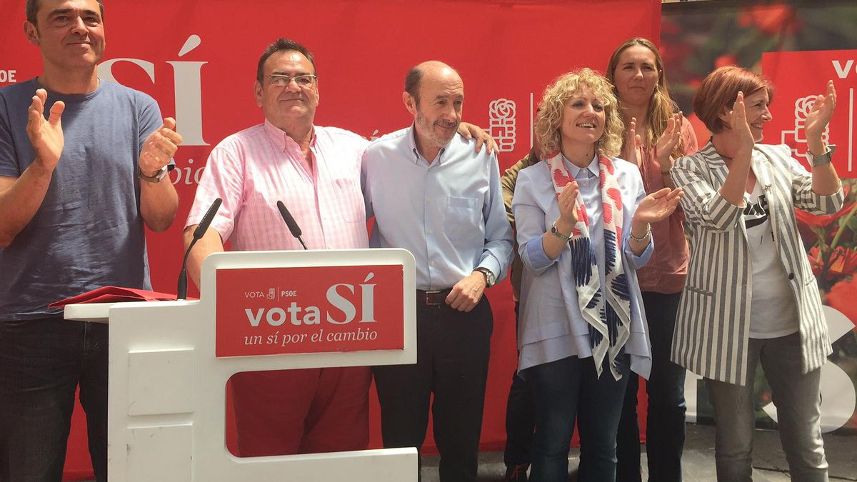 Rubalcaba, junto a los socialistas cántabros, en un mitin en Castro Urdiales.