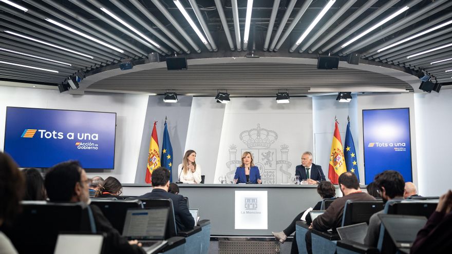 (I-D) La vicepresidenta tercera y ministra para la Transición Ecológica, Sara Aagesen; la ministra Portavoz, Pilar Alegría y el ministro de Política Territorial, Ángel Víctor Torres, durante una rueda de prensa posterior al Consejo de Ministros, en el Pal