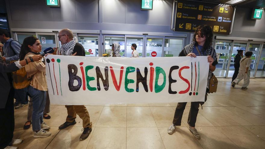 Un grupo de personas espera la llegada de 21 activistas españoles que formaban parte de la Flotilla en Barajas