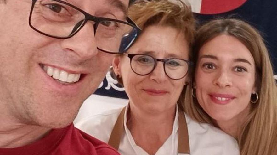 Manoli, en el centro, una 'clásica' en las Cortes de Castilla-La Mancha. Hoy había fotos de despedida junto al personal que trabaja en la cafetería