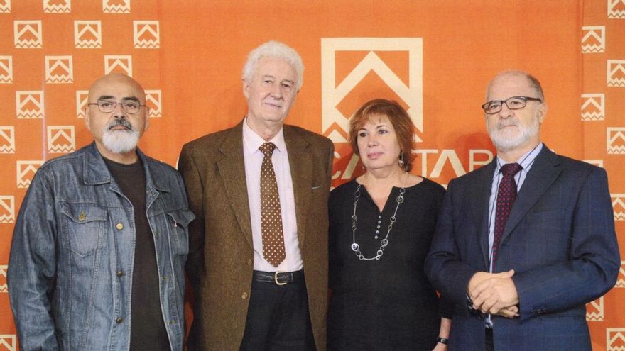Acto de presentación en Casyc del número 90/92 de la revista La Ortiga en 2009. En la foto aparecen Antonio Montesino, el poeta Félix Grande, Mary Roscales y Gregorio Barriuso.