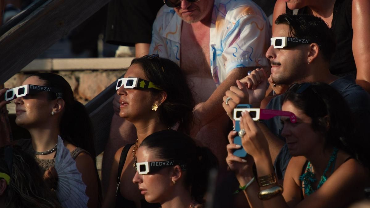 Una vintena de persones han estat ateses a hospitals de Balears per lesions oculars després de l'eclipsi