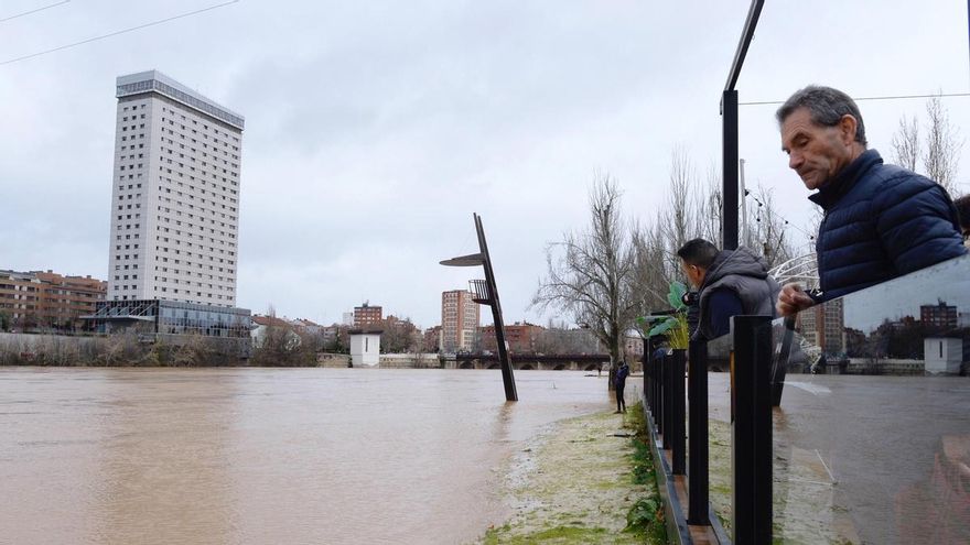 Imagen de archivo de una crecida del río Pisuerga a su paso por Valladolid