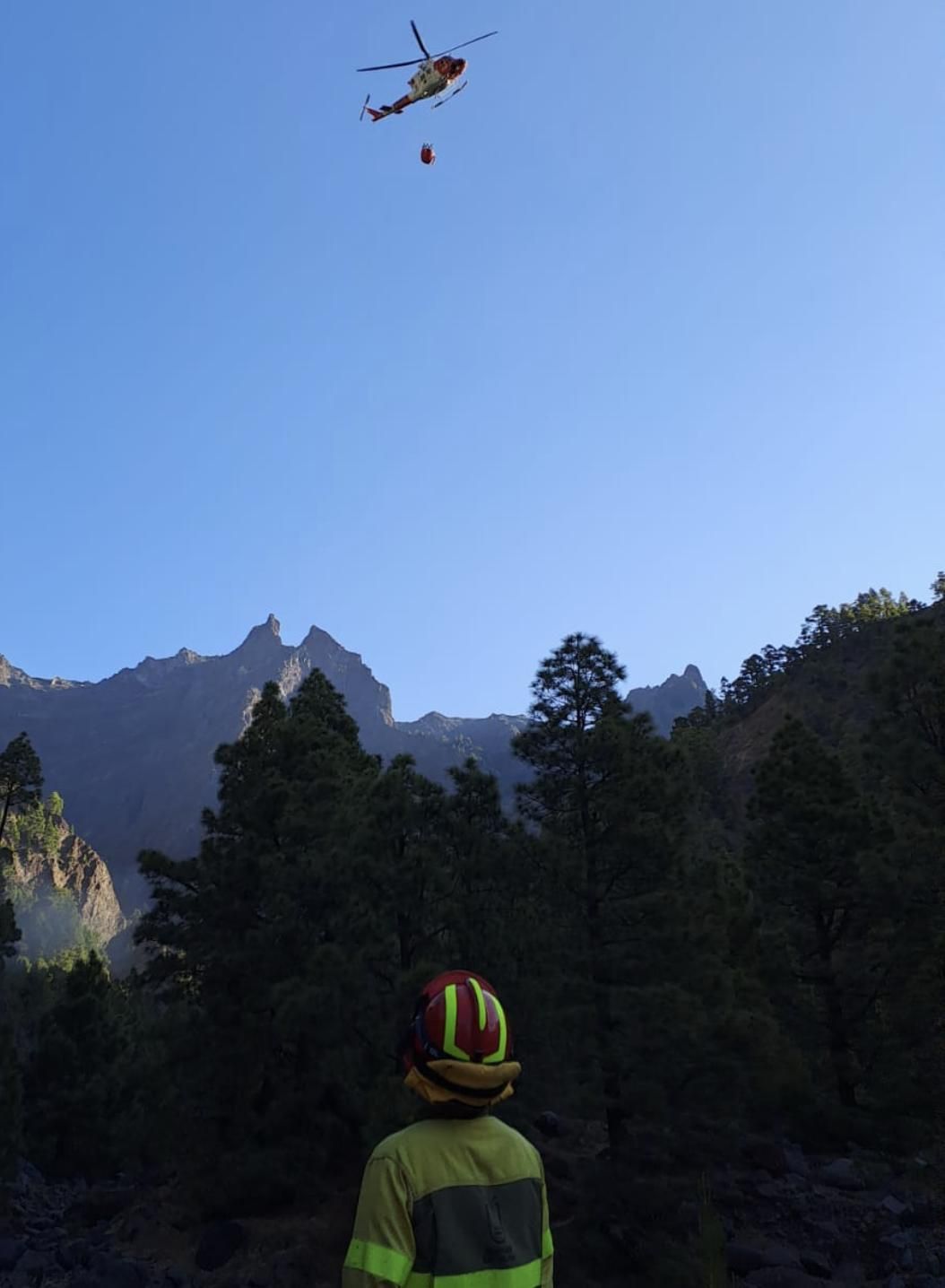 Los medios aéreos continúan refrescando el perímetro del conato.