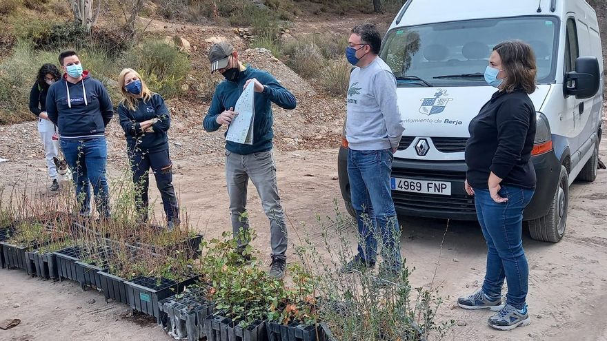 Técnicos de la Universidad y el Ayuntamiento de Béjar explicando a los voluntarios