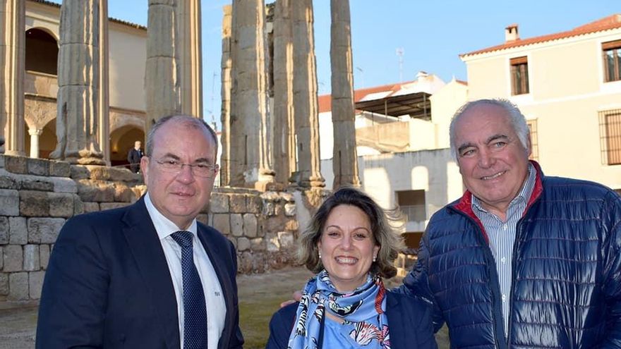 El presidente del PP, José Antonio Monago, la portavoz del grupo popular en Mérida, Pilar Nogales, y el presidente del PP de Mérida, Pedro Acedo