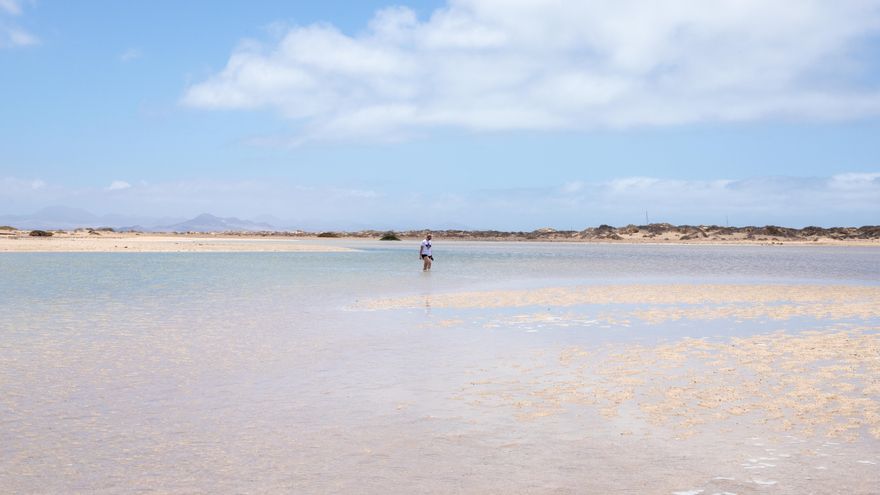 Una visitante pasea por la laguna de La Graciosa