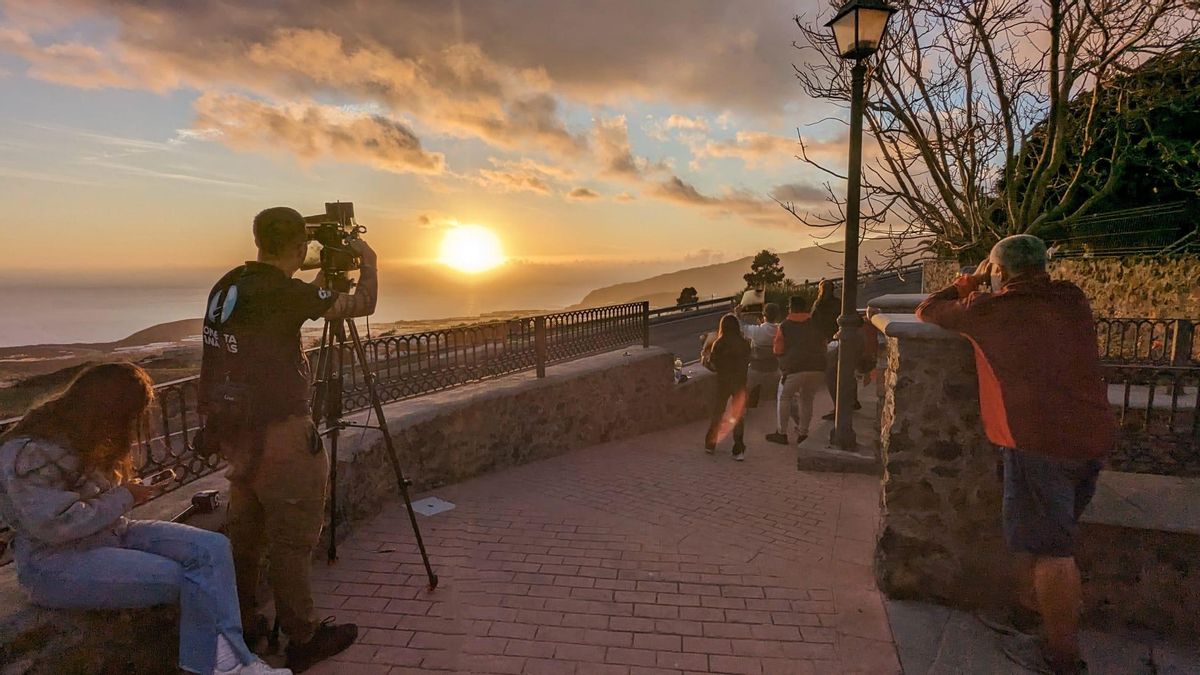 Un grupo de personas contempla, desde Tajuya (El Paso) el eclipse solar del lunes.