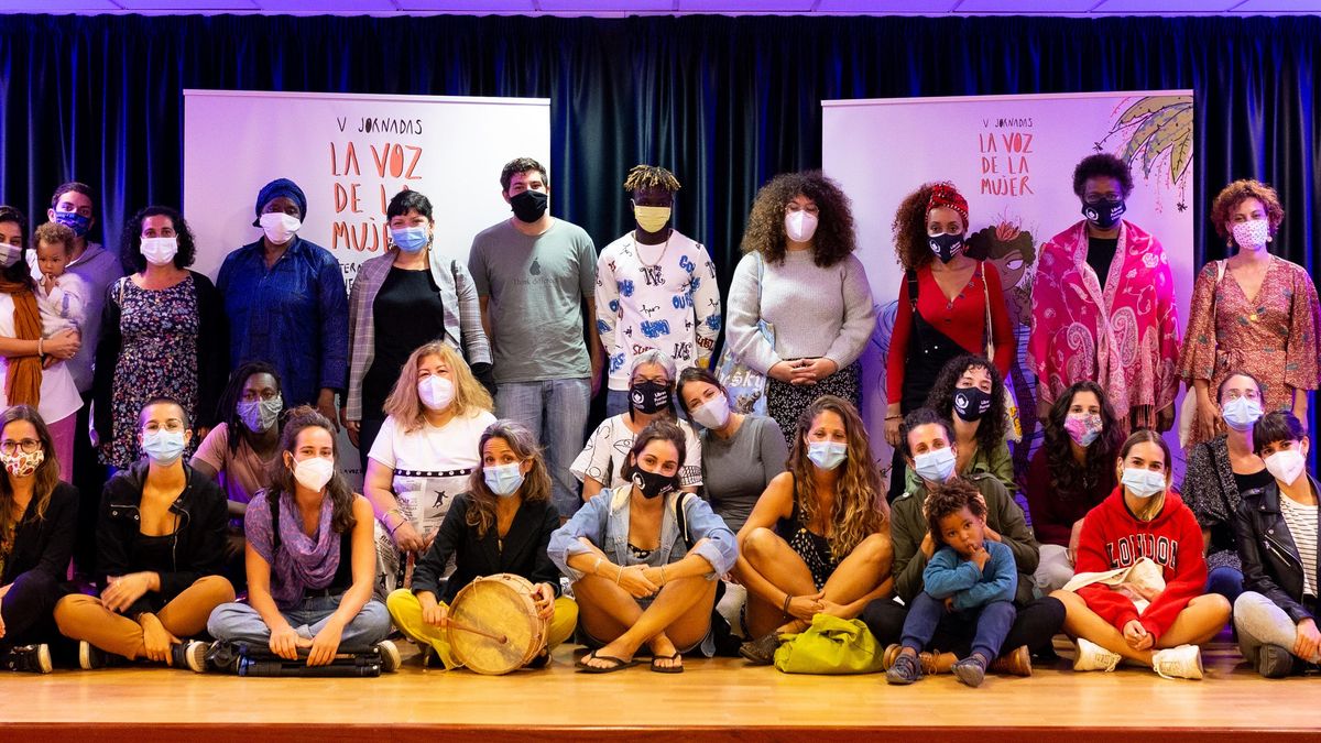 Miembros de la organización de las jornadas con algunas de las mujeres participantes.
