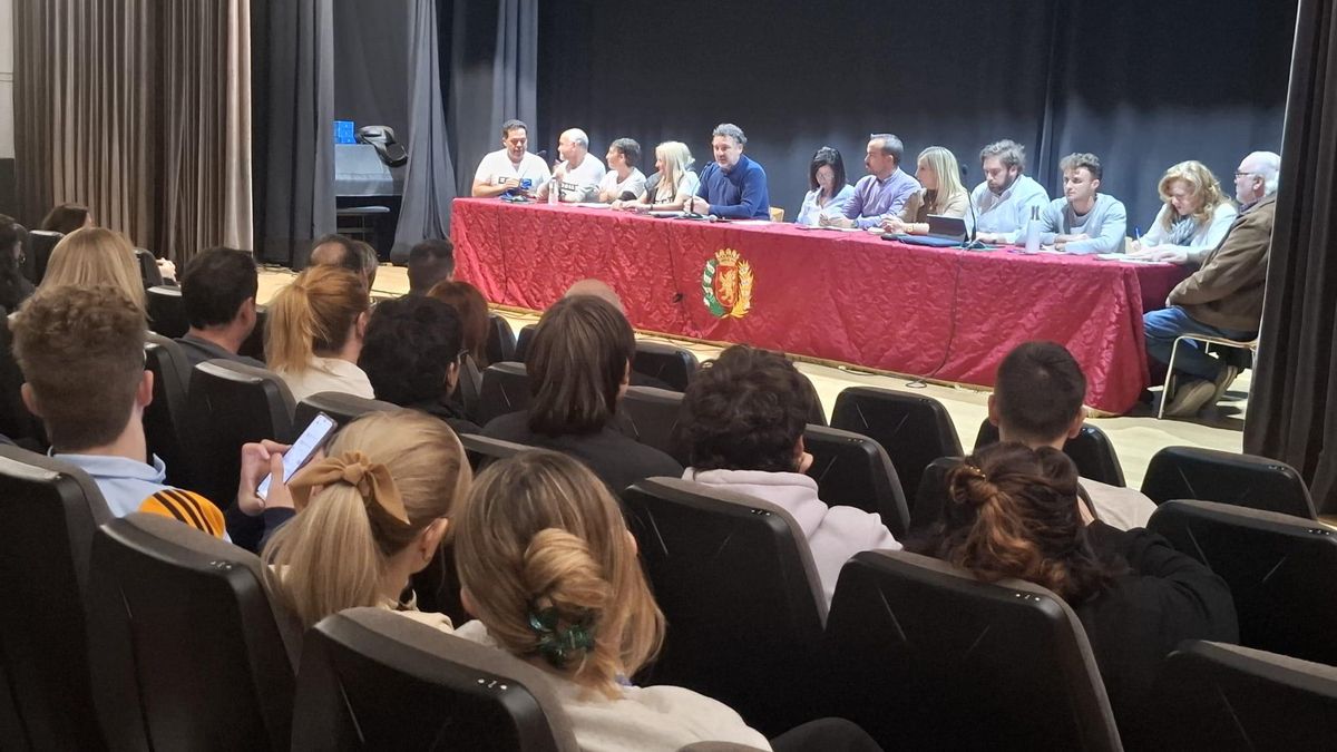 Un momento del pleno extraordinario de este lunes en el Centro Cívico Río Ebro.