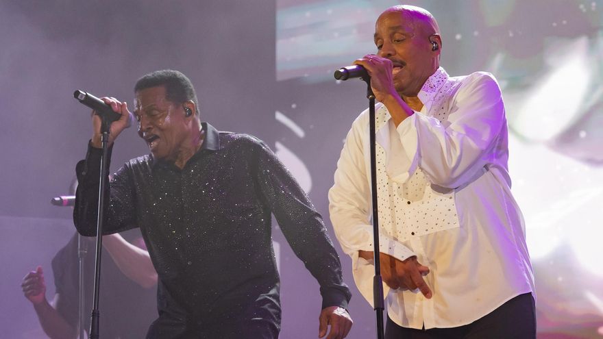 Los dos hermanos Jackson interpretando uno de sus éxitos