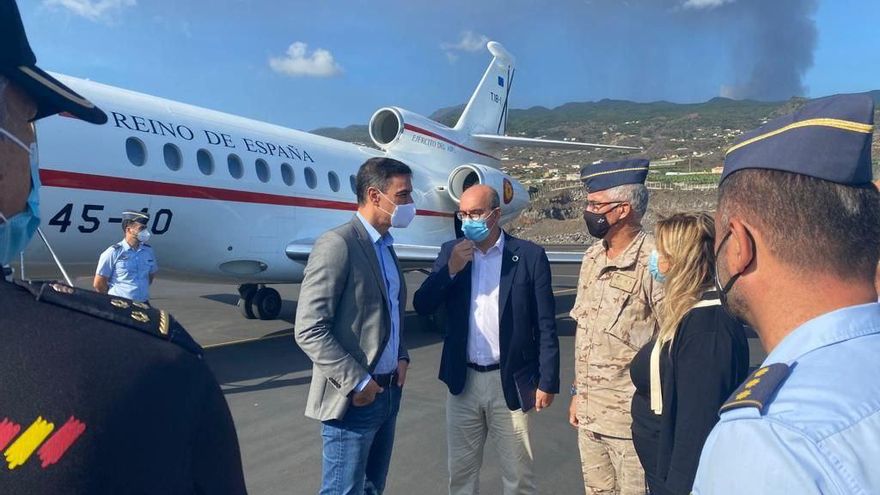 Pedro Sánchez y Anselmo Pestana, en la pista del Aeropuerto de La Palma