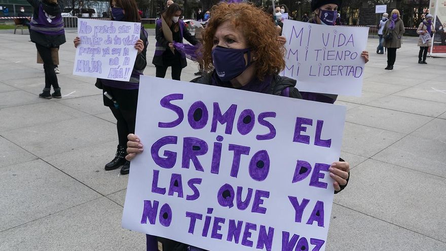 Unas 300 personas han participado en la concentración feminista de Santander por el 8M.
