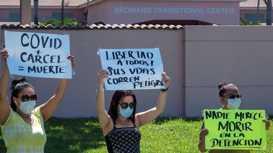 Fotografía tomada el pasado 1 de mayo en la que se registró a manifestantes en contra de los centros de detención del Servicio de Inmigración y Control de Aduanas, en Pompano Beach (Florida, EE.UU.).