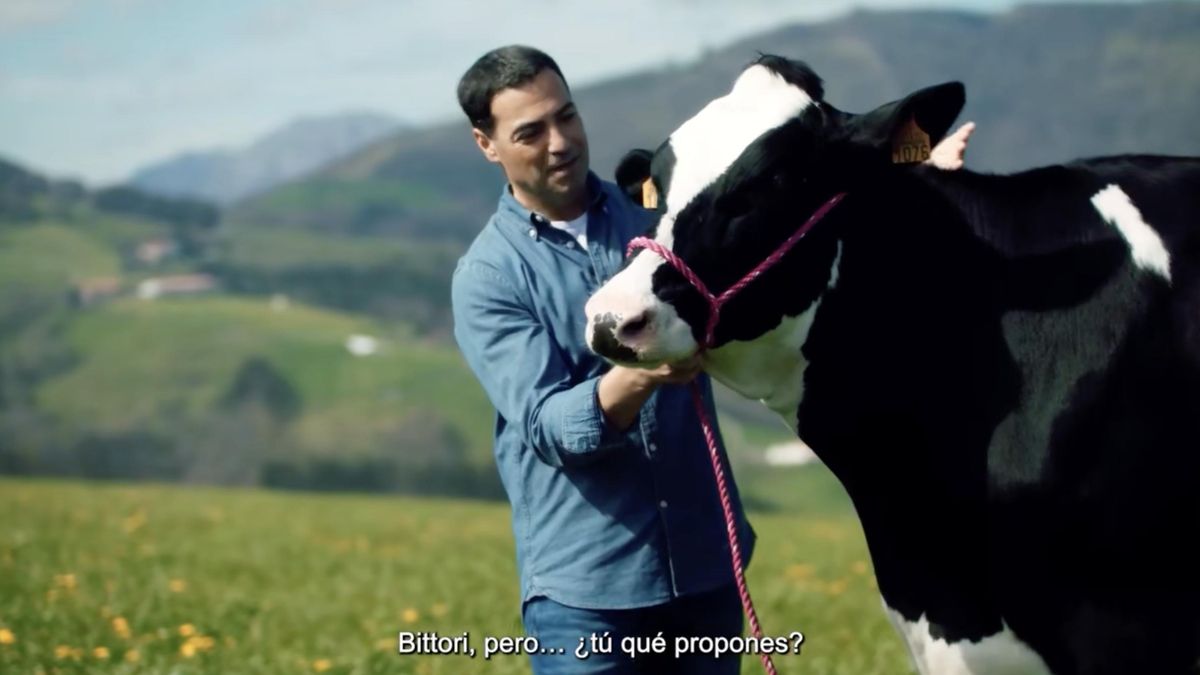 Pradales habla con una vaca que se supone que es EH Bildu en un anuncio del PNV.