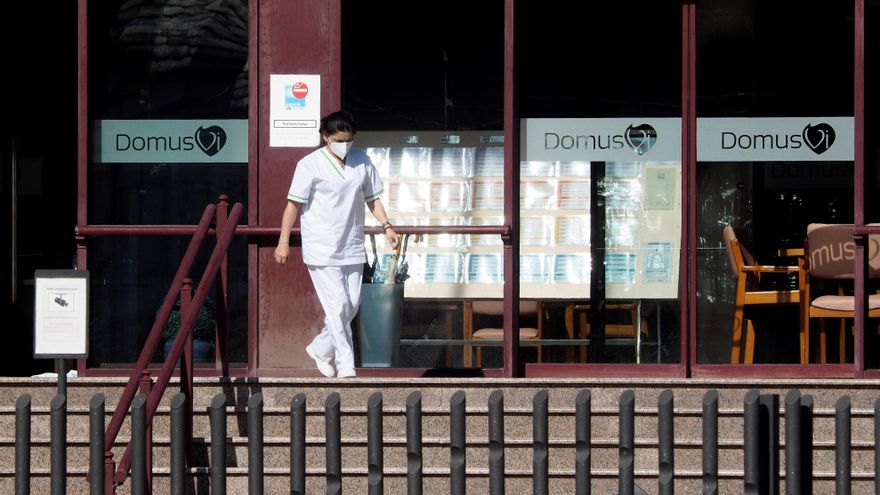 Una trabajadora de la residencia DomusVi en Outeiro de Rei (Lugo) sale este martes al centro, día en el que se han registrado 94 positivos más entre sus usuarios y cinco entre trabajadores, hasta llegar a los 139 mayores contagiados y 14 empleados, informa el Servicio Gallego de Salud. EFE/Eliseo Trigo
