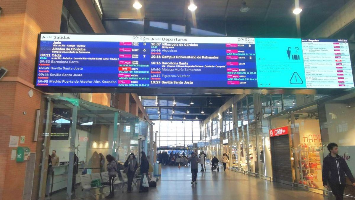 Paneles informativos en la estación de Renfe que anuncia los trenes suspendidos.