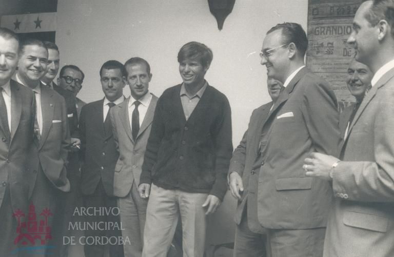Un joven Manuel Benítez recibiendo el Trofeo Manolete en 1963.