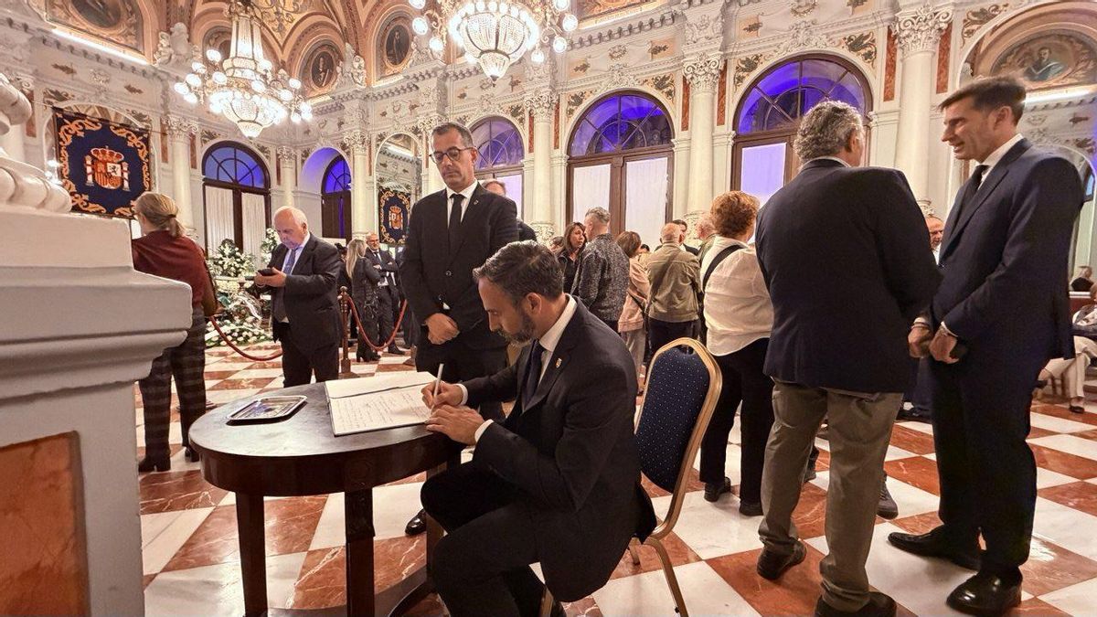 Firmas en el libro de condolencias.