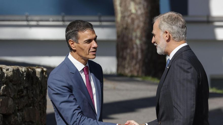 El rey Felipe VI saluda al presidente del Gobierno, Pedro Sánchez el pasado jueves en O Grove (Pontevedra). EFE/ Lavandeira Jr