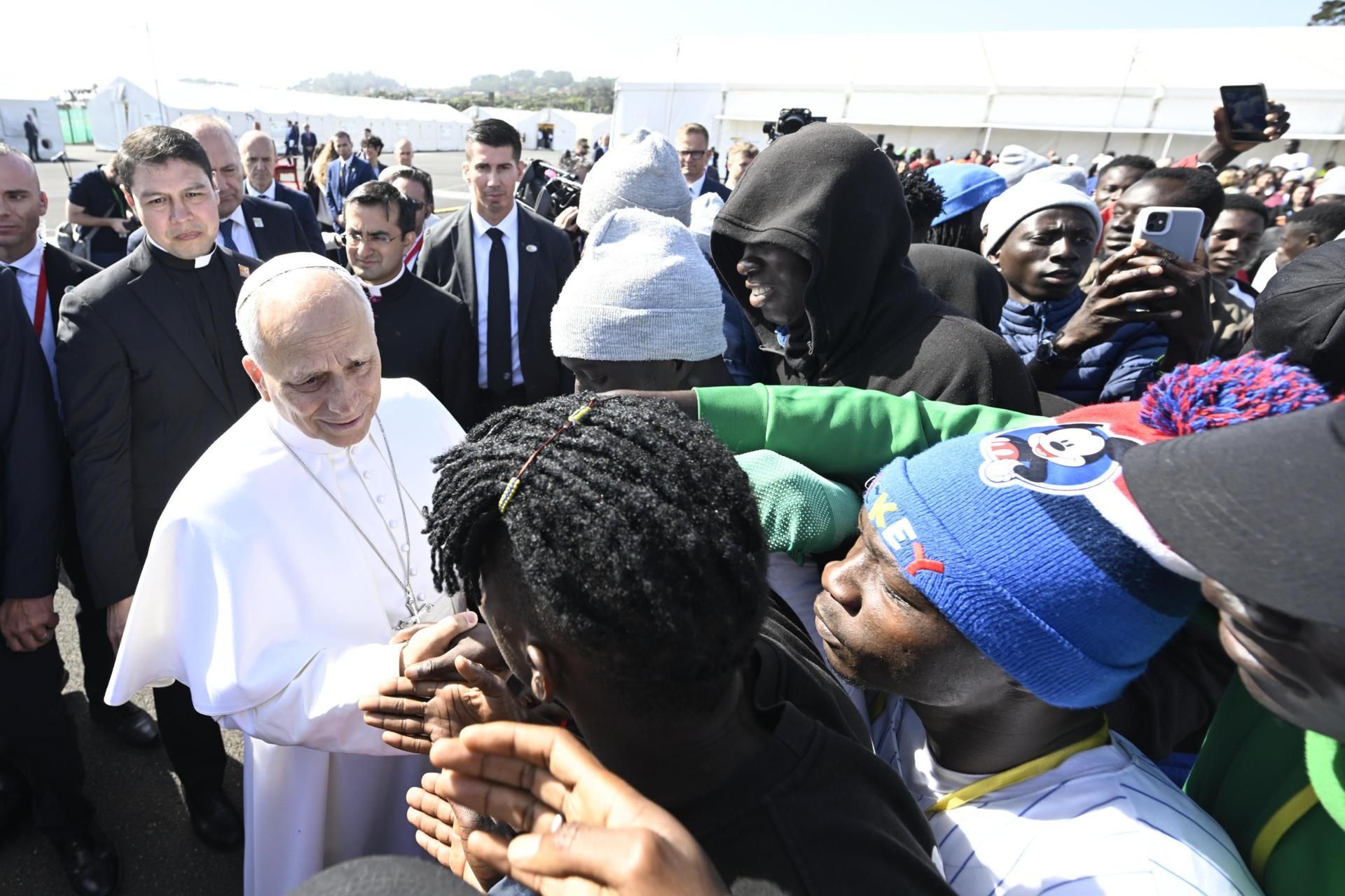 El papa León XIV durante su visita este viernes al centro de primera acogida Las Raíces de Tenerife.