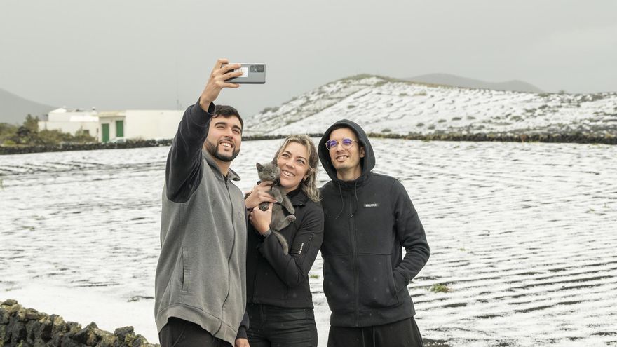 Varias personas se sacan fotos con el inusual paisaje blanco en Lanzarote
