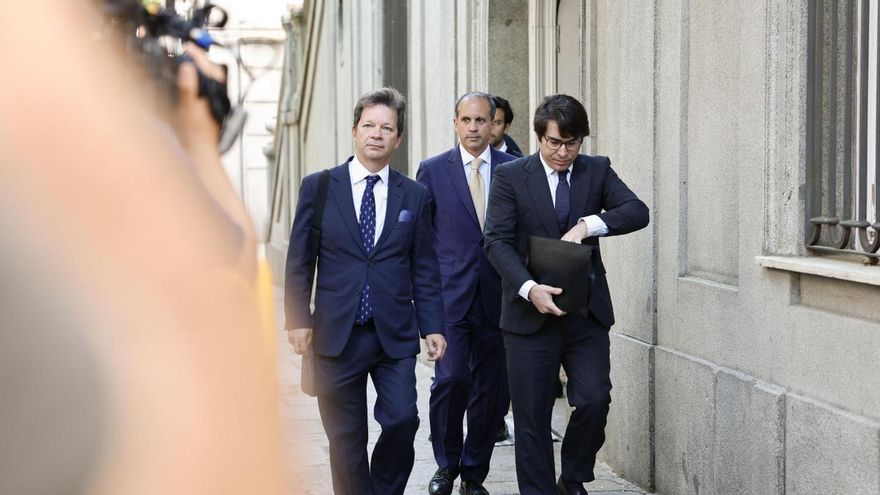 Carlos Neira, abogado de Alberto González Amador, sale del Tribunal Supremo, este martes