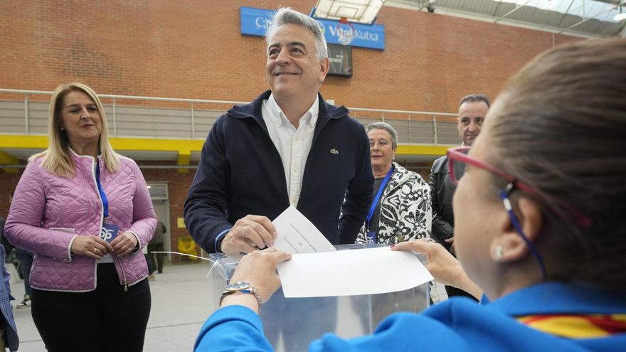El candidato a Lehendakari del Partido Popular, Javier de Andrés, ejerce su derecho al voto en el centro cívico de Judizmendi de Vitoria-Gasteiz para las elecciones al Parlamento Vasco, este domingo.