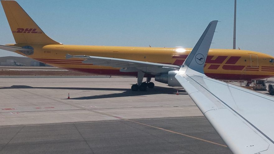 Archivo - Sevilla.-El aeropuerto ultima la ampliación de la zona de carga para consolidar su liderazgo en tráfico de mercancías