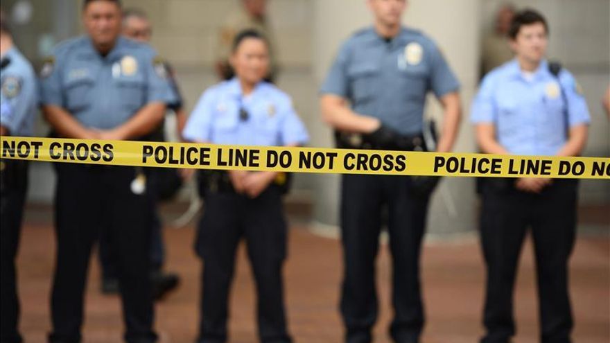 Unas 100 personas marchan en Misuri a favor del policía que le disparó a Brown