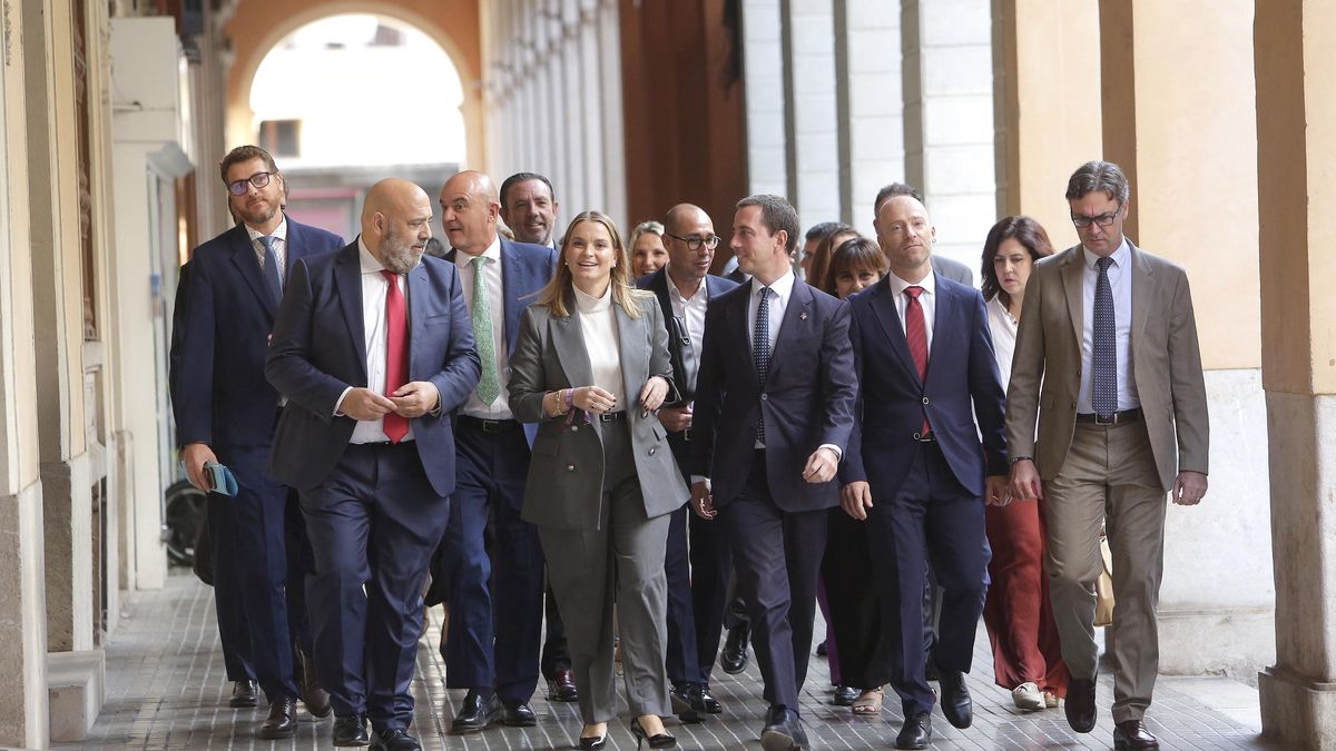 Prohens llega con su equipo de gobierno al Debate de Política General, en el Parlament, a 7 de octubre de 2025,
