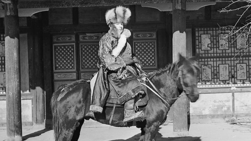 ¿Quién fue el primer turista estadounidense que llegó a Shangri-La? La historia arranca con un déspota tibetano y una silla de montar