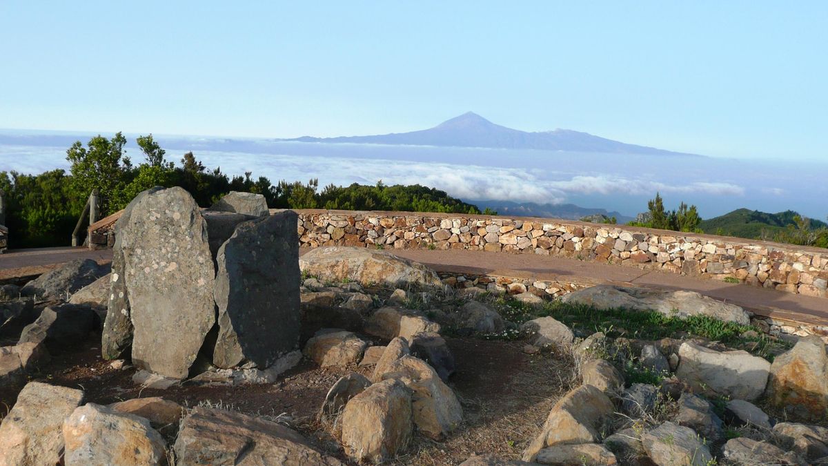 Cada 15 de agosto, desde  el Alto de Garajonay (La Gomera), el sol despunta por el Pico Teide.