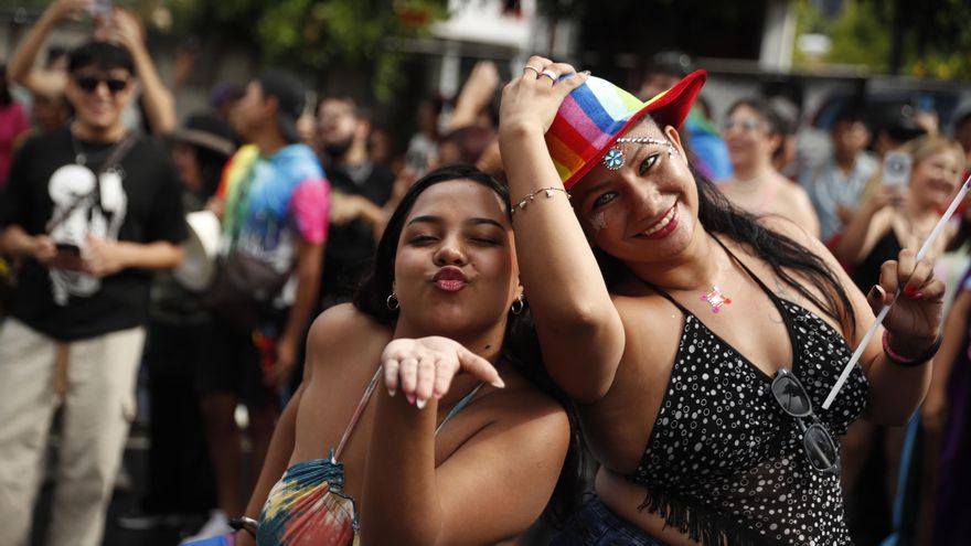 Con miedo pero en resistencia, la comunidad LGTBI salvadoreña marcha en el Día del Orgullo