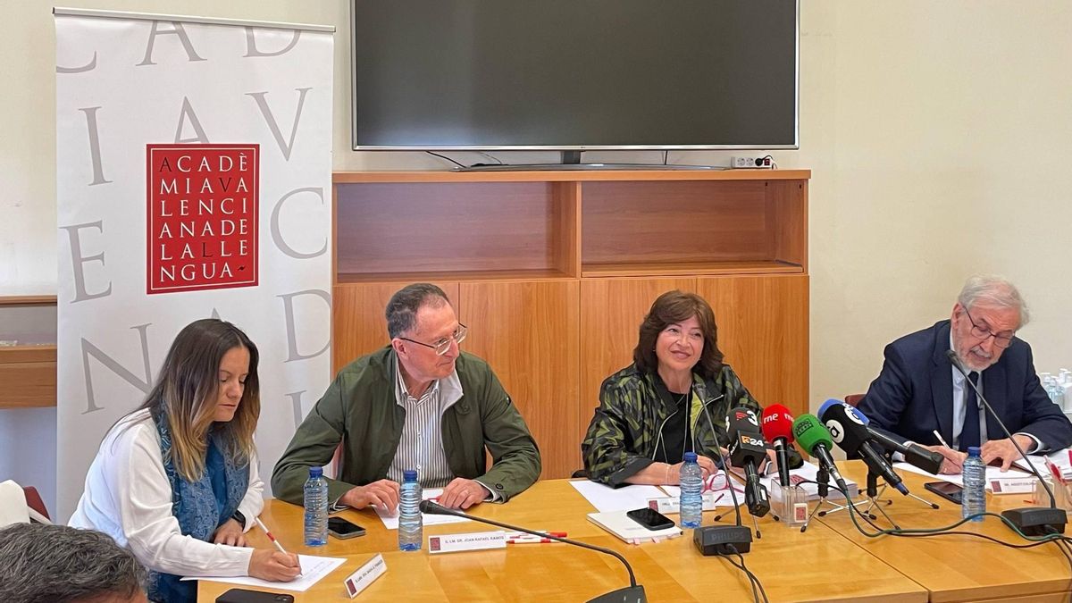 La presidenta de l'AVL, Verònica Cantó, amb la junta de Govern i el secretari general de la institució.