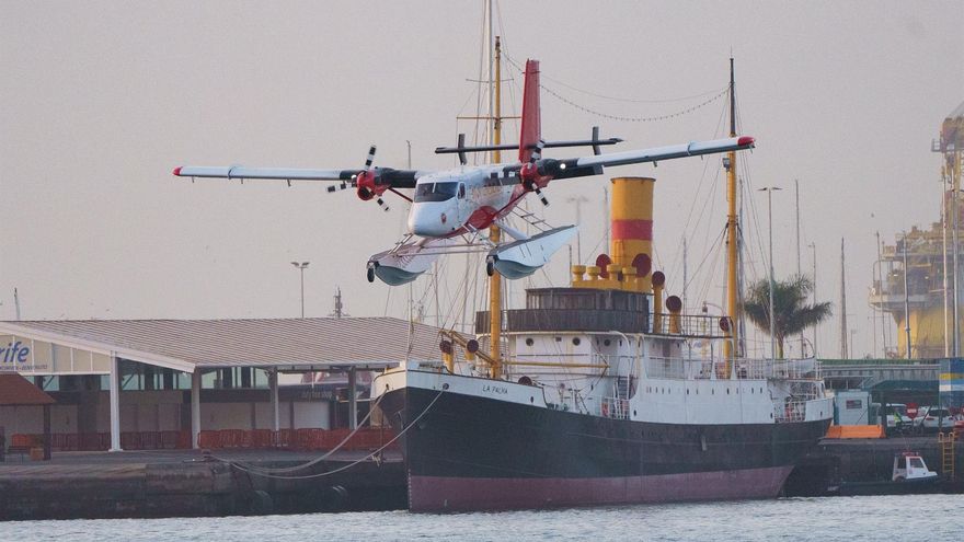 El hidroavión, realizando la maniobra de amaraje en el puerto de Santa Cruz de Tenerife