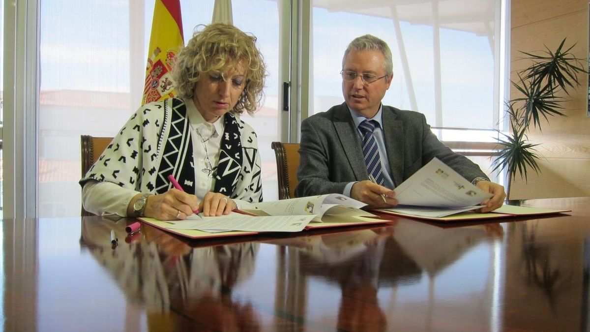 Eva Díaz Tezanos y José Ignacio Asensio durante la firma del convenio.