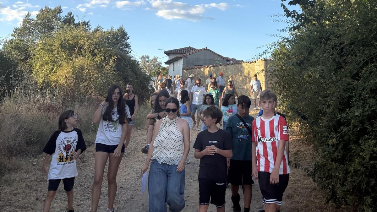 Hacer pueblo a través de la memoria: el proyecto de una estudiante de la Universidad de León que ha recorrido los 20 núcleos de Valdefresno