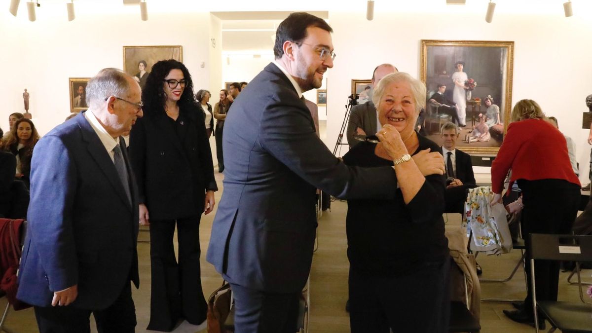 De izquierda a derecha: Pedro Rico, Vanessa Gutiérrez, Adrián Barbón y una emocionada Francisca Rico.