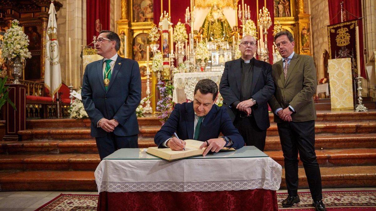 Juanma Moreno reafirma su compromiso con las tradiciones, donde "se palpa la fuerza de Andalucía"