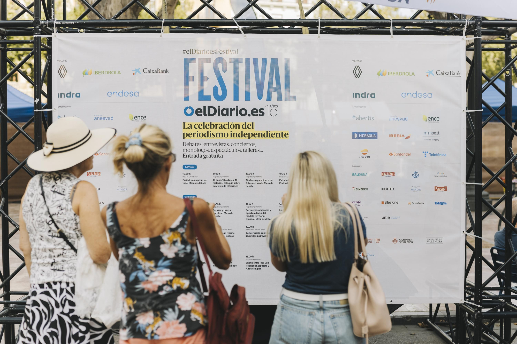 Varias asistentes consultan el programa del Festival de elDiario.es