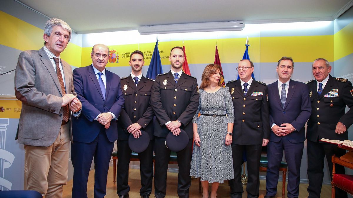 Representantes municipales en la toma de posesión del nuevo jefe superior de Policía de Castilla-La Mancha, Javier Pérez.