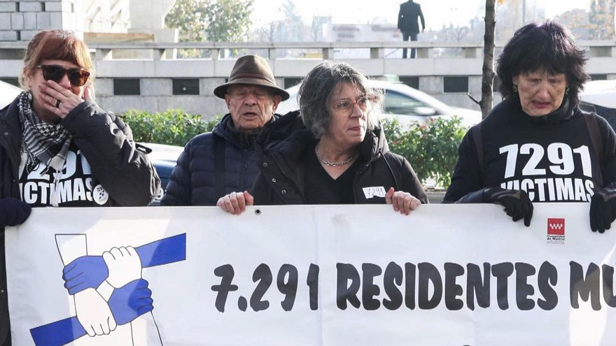 Un grupo de familiares de víctimas fallecidas en las residencias durante la pandemia se han manifestado este martes a las puertas de los juzgados de Plaza de Castilla exigiendo "justicia" por las muertes producidas en las residencias durante la primera ola de la pandemia. La concentración se ha producido minutos antes de la declaración de tres ex altos cargos de la Comunidad de Madrid, investigados por un posible delito de denegación discriminatoria en la asistencia. EFE/Pablo Rojo