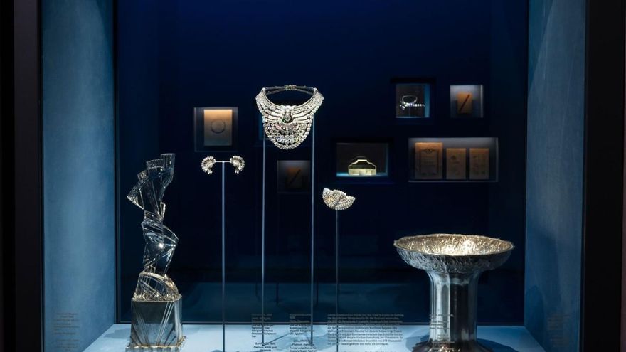 Austria busca a dos hombres que robaron un valioso collar histórico de un museo vienés con un martillo