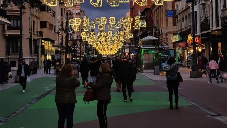 La gente sacando fotos a las luces de Navidad en el nuevo Ordoño II.