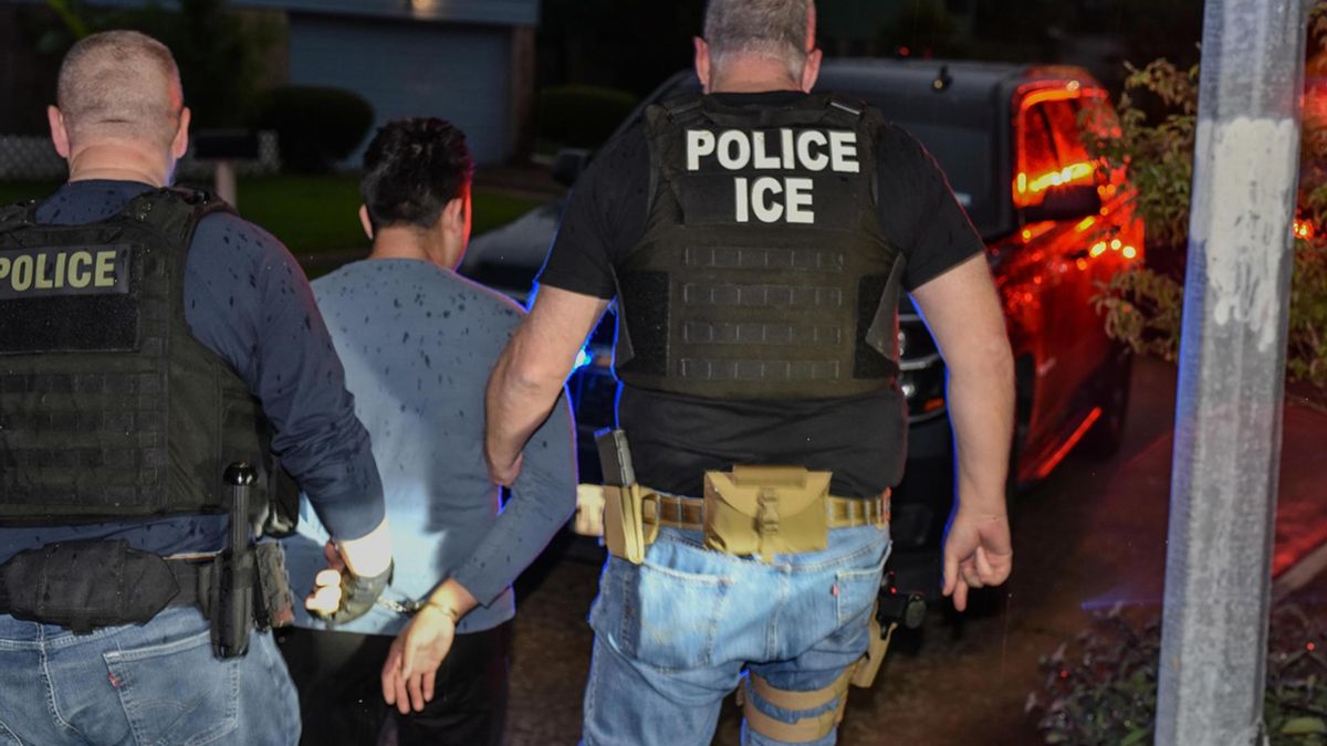 Fotografía sin fecha específica de toma cedida por el Servicio de Inmigración y Control de Aduanas (ICE) donde aparecen dos de sus agentes durante el arresto de una persona en Houston, Texas (EE.UU.)