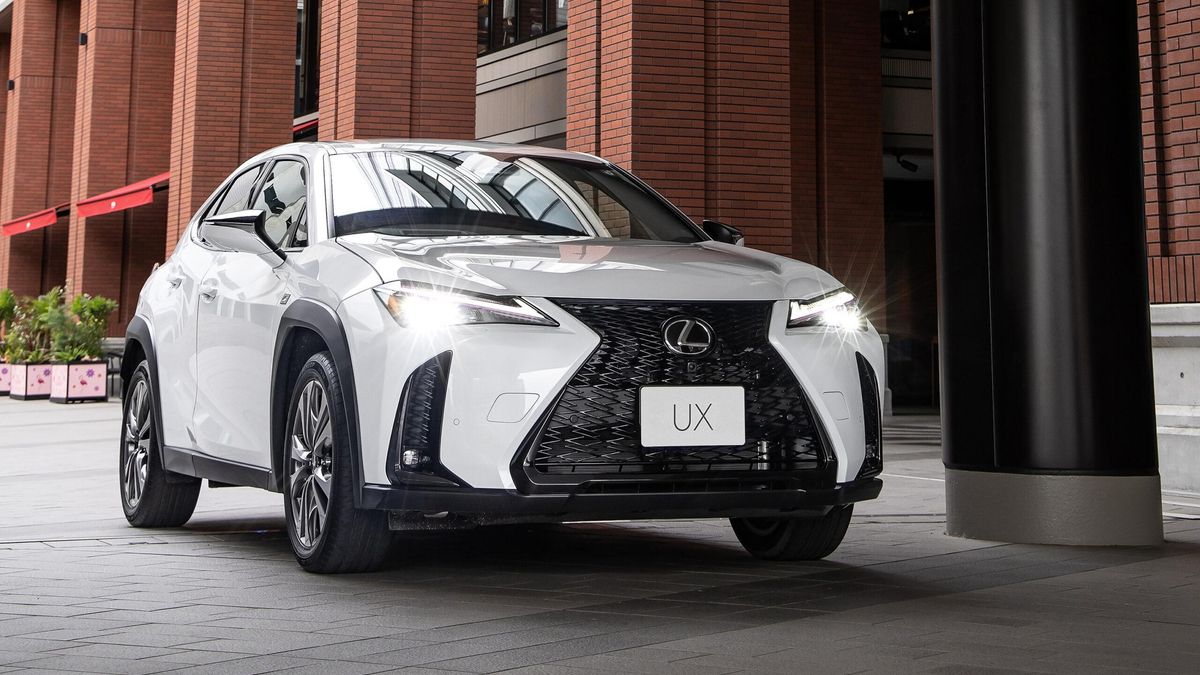 Vista delantera del Lexus UX Still.